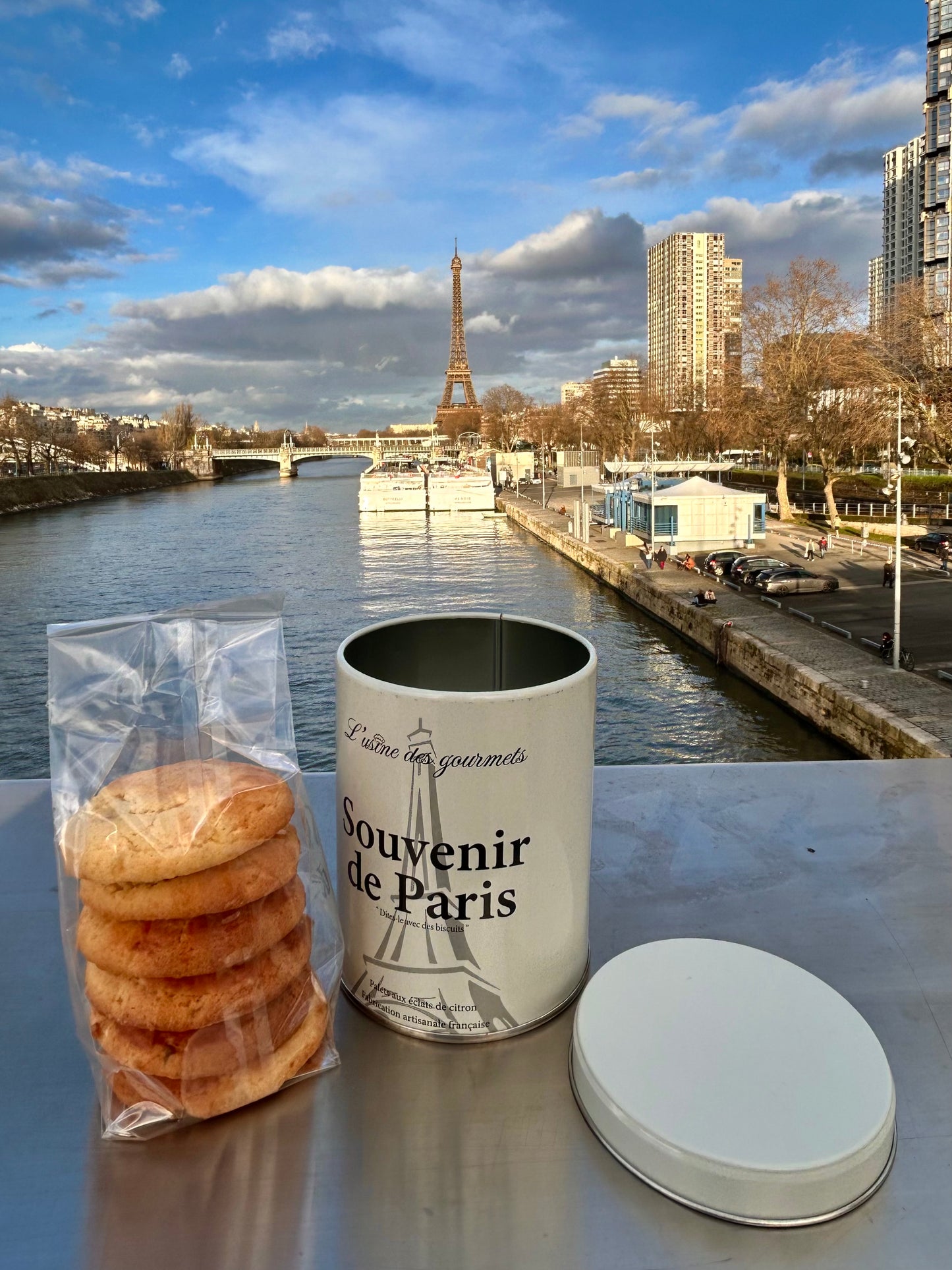 Boîte de biscuits "Souvenir de Paris"