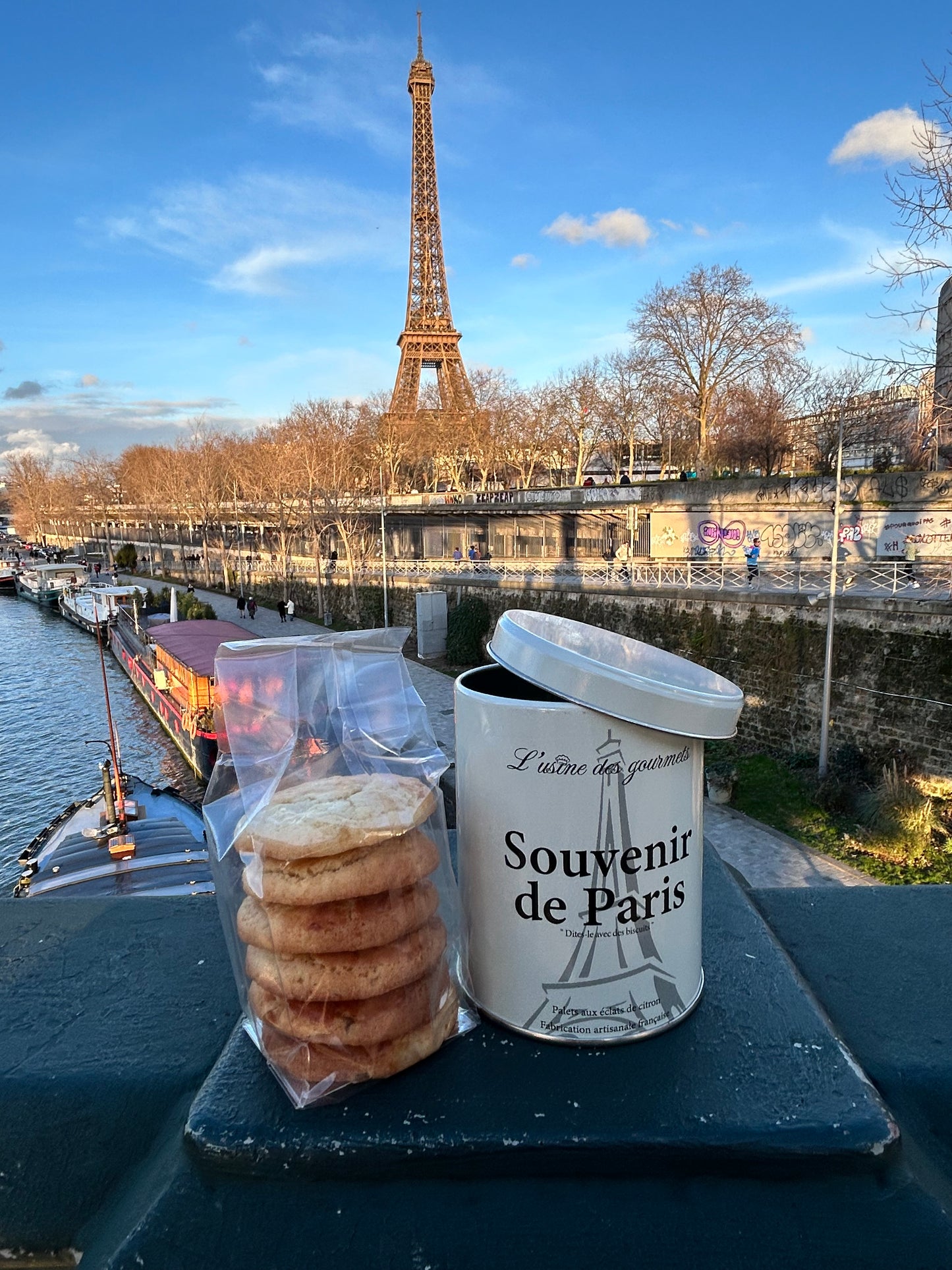 Boîte de biscuits "Souvenir de Paris"